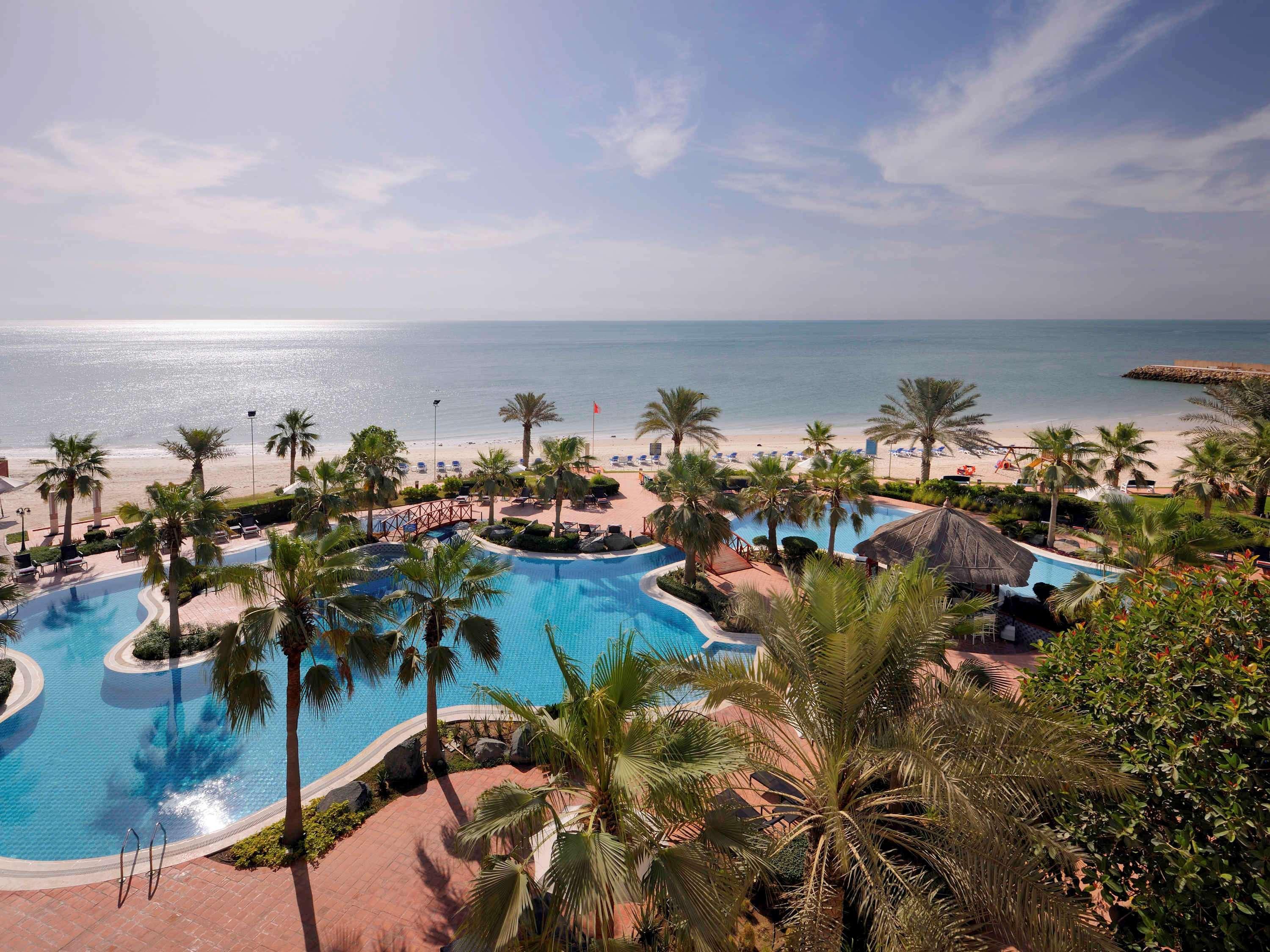 Moevenpick Hotel & Resort Al Bida'A Salmiya Exterior foto The beach at the Jumeirah Beach Hotel