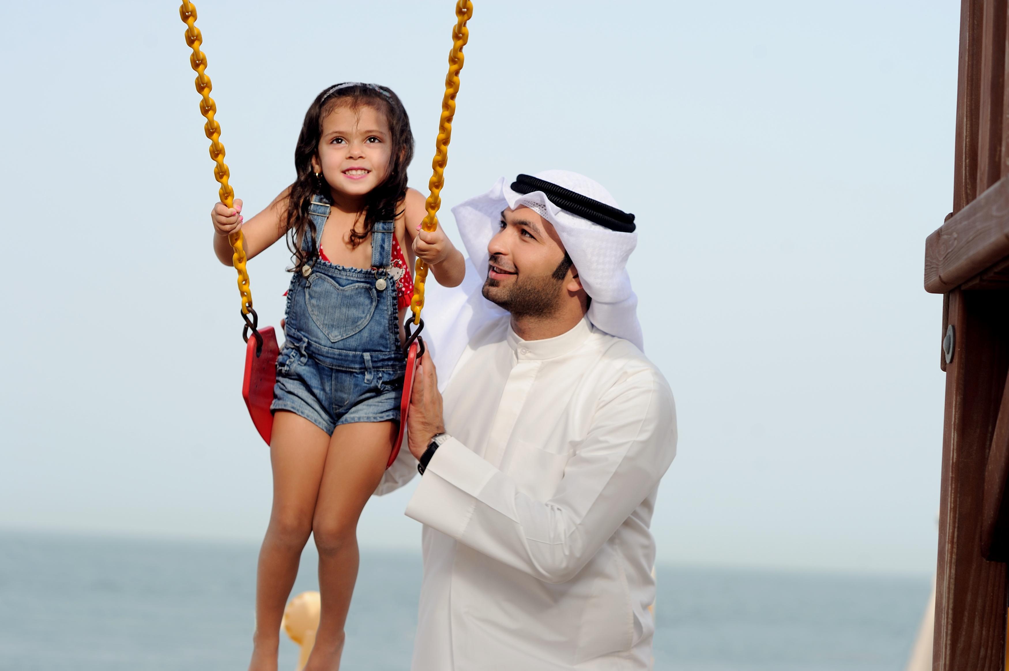 Moevenpick Hotel & Resort Al Bida'A Salmiya Exterior foto A father and daughter in the United Arab Emirates