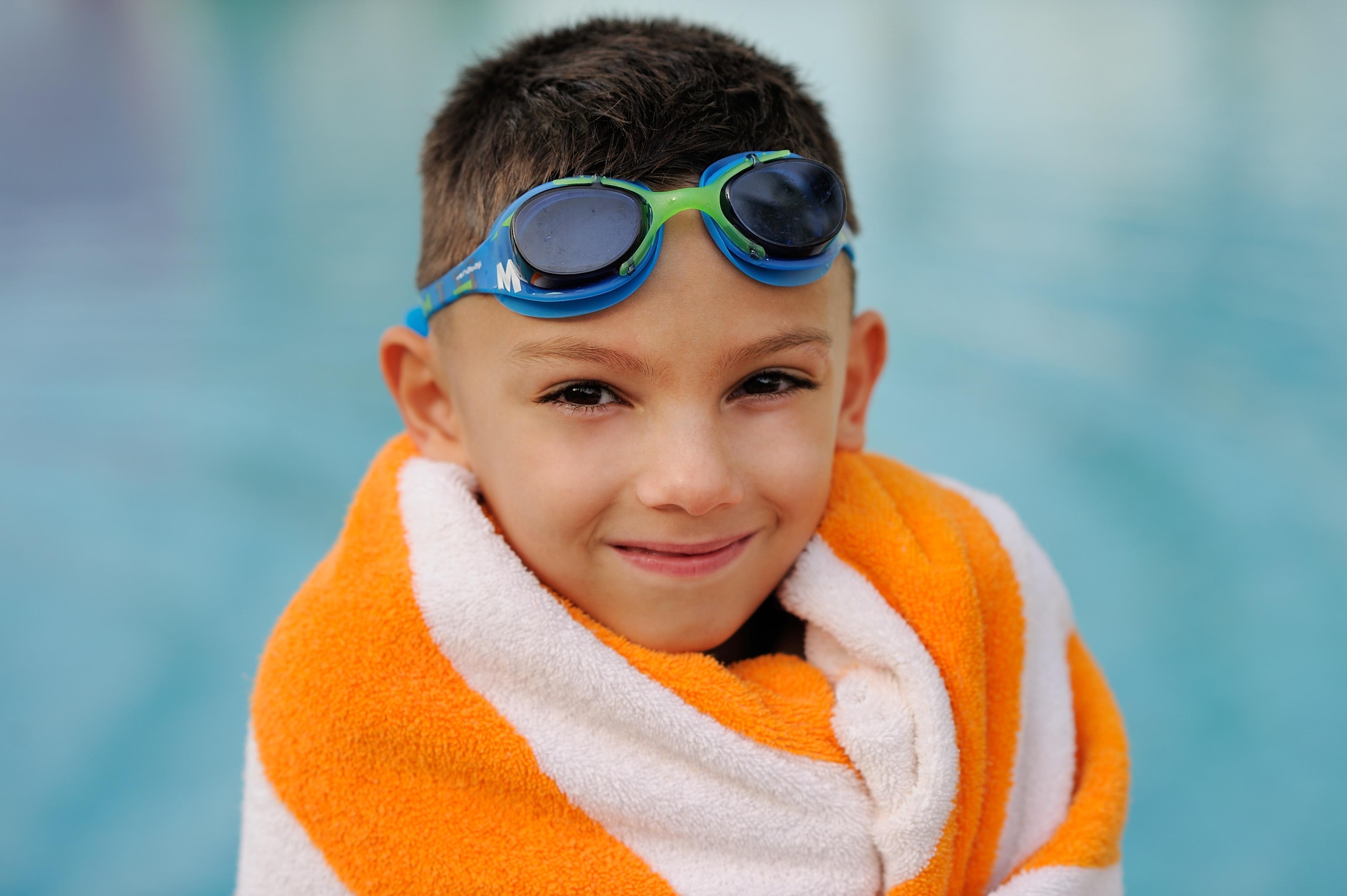 Moevenpick Hotel & Resort Al Bida'A Salmiya Exterior foto A child wearing swim goggles