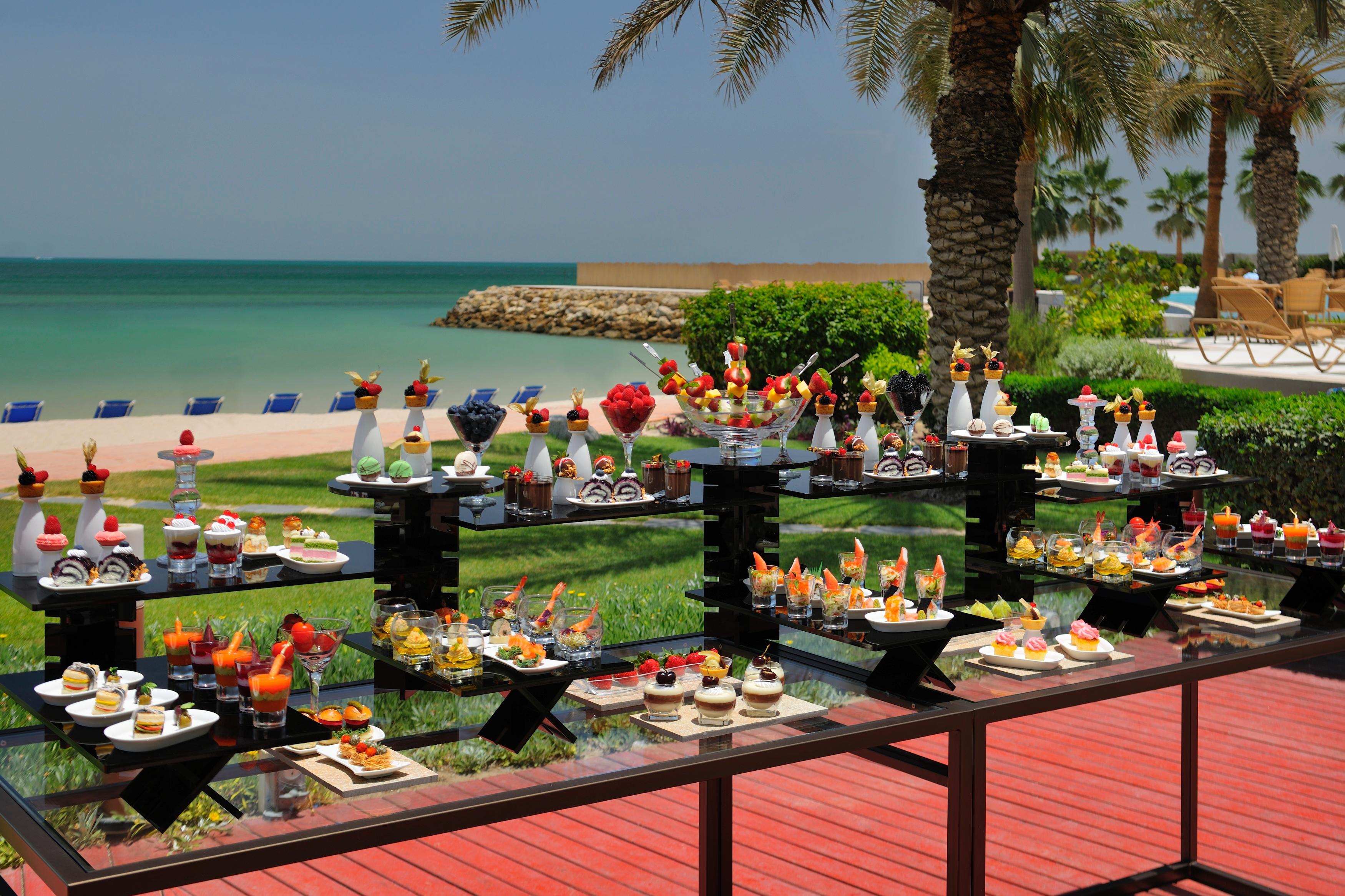 Moevenpick Hotel & Resort Al Bida'A Salmiya Exterior foto Beach at the hotel