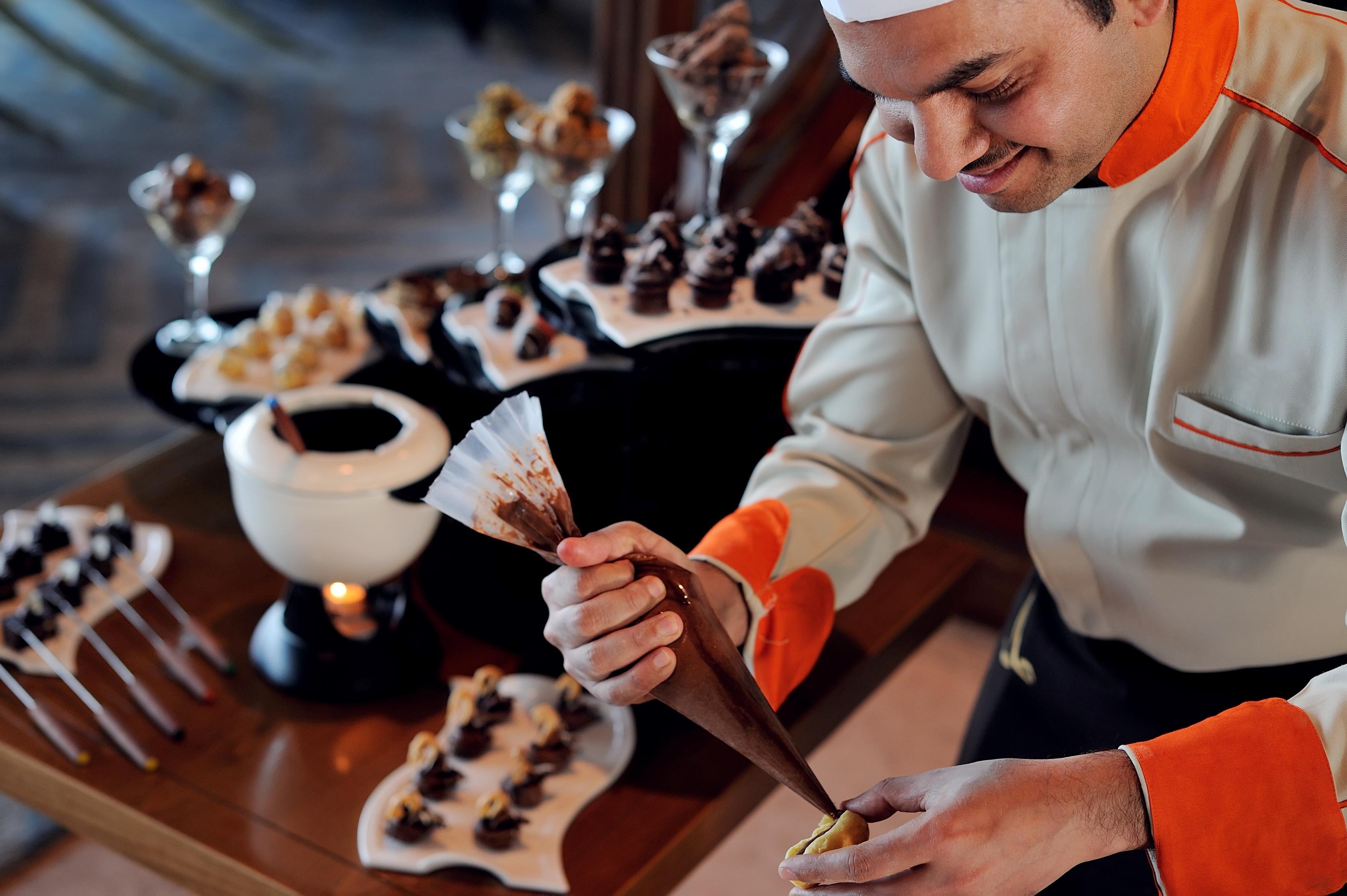 Moevenpick Hotel & Resort Al Bida'A Salmiya Exterior foto A pastry chef at work