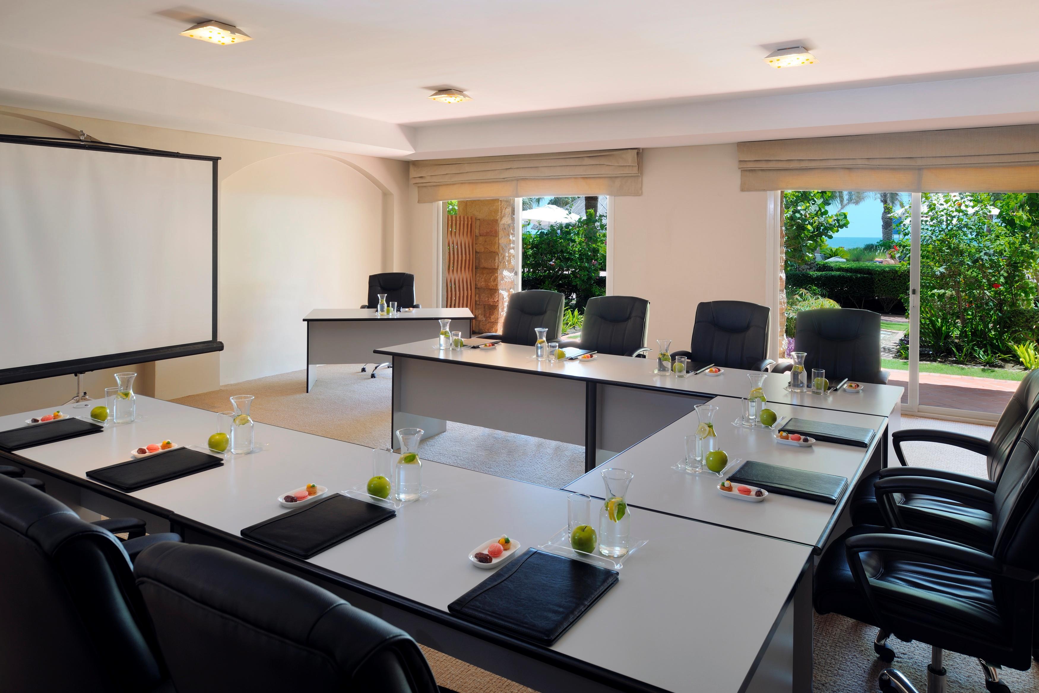 Moevenpick Hotel & Resort Al Bida'A Salmiya Exterior foto Meeting room at the hotel