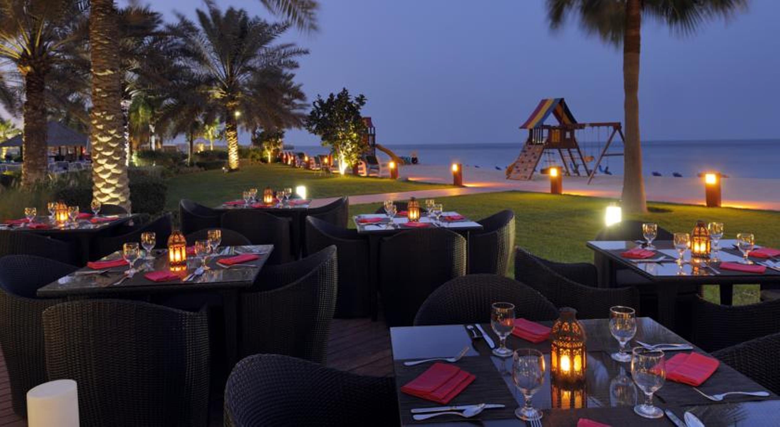 Moevenpick Hotel & Resort Al Bida'A Salmiya Exterior foto Beachfront dining at Jumeirah Beach Hotel