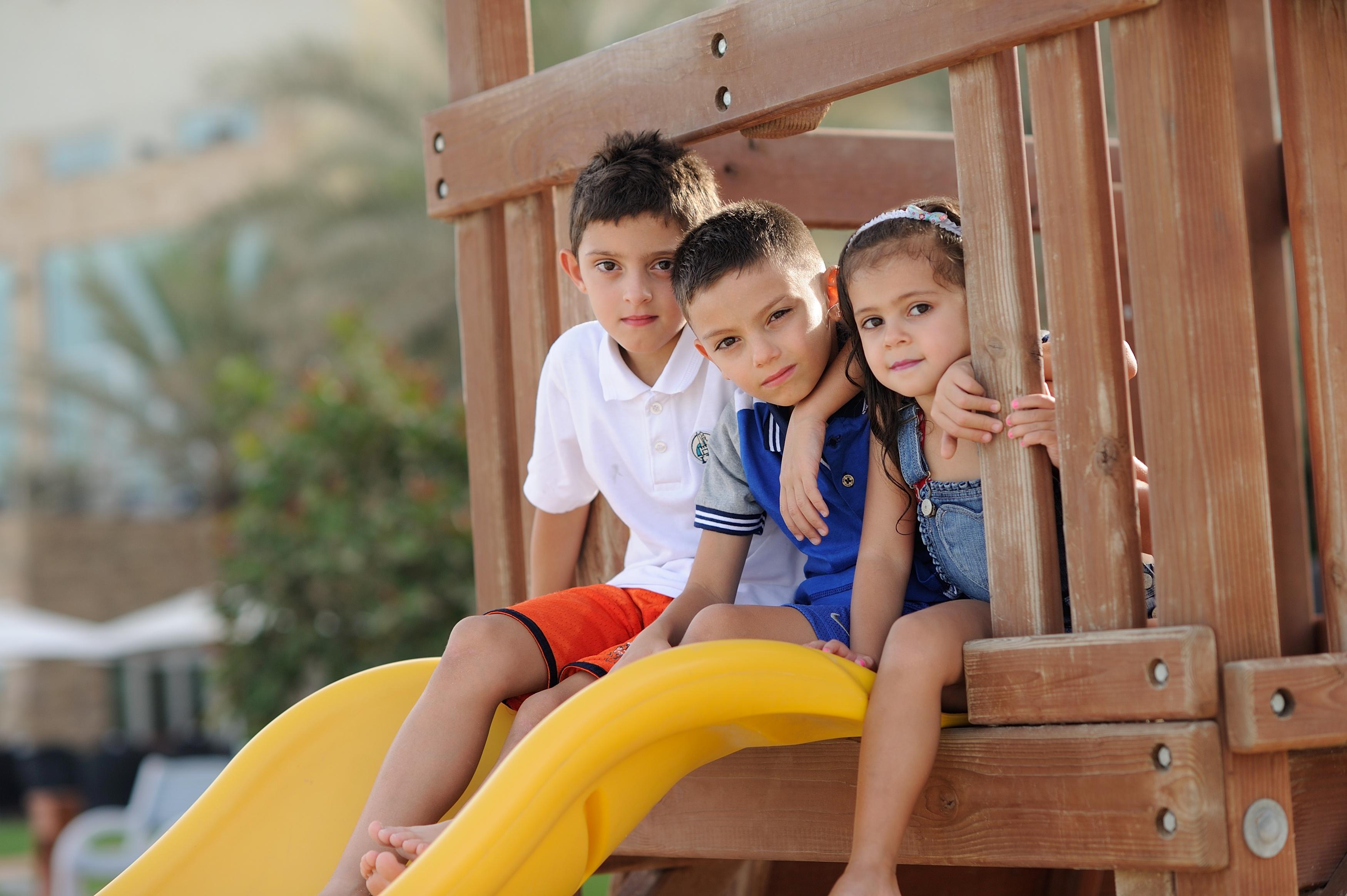 Moevenpick Hotel & Resort Al Bida'A Salmiya Exterior foto Children playing on a slide