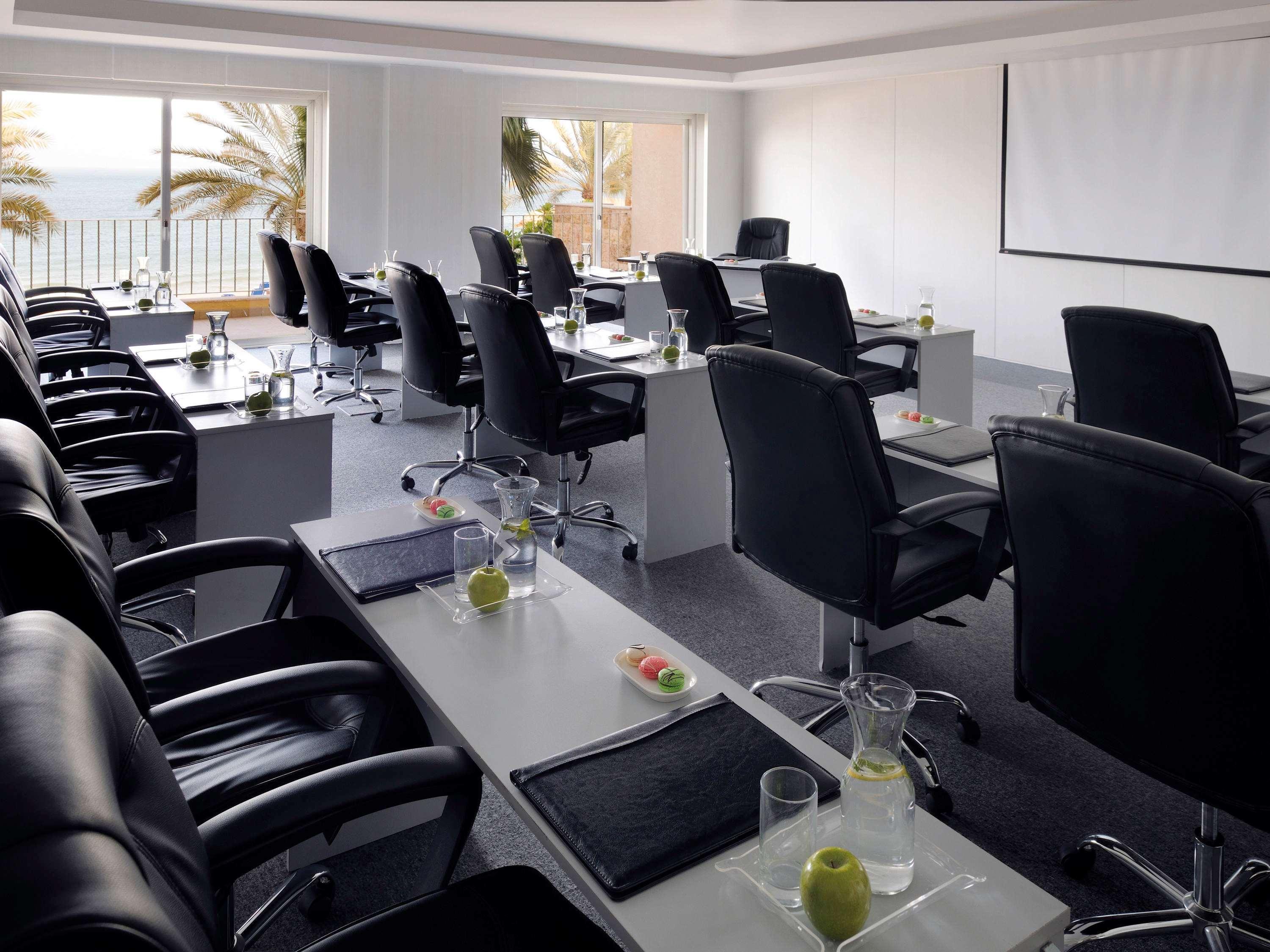 Moevenpick Hotel & Resort Al Bida'A Salmiya Exterior foto Meeting room