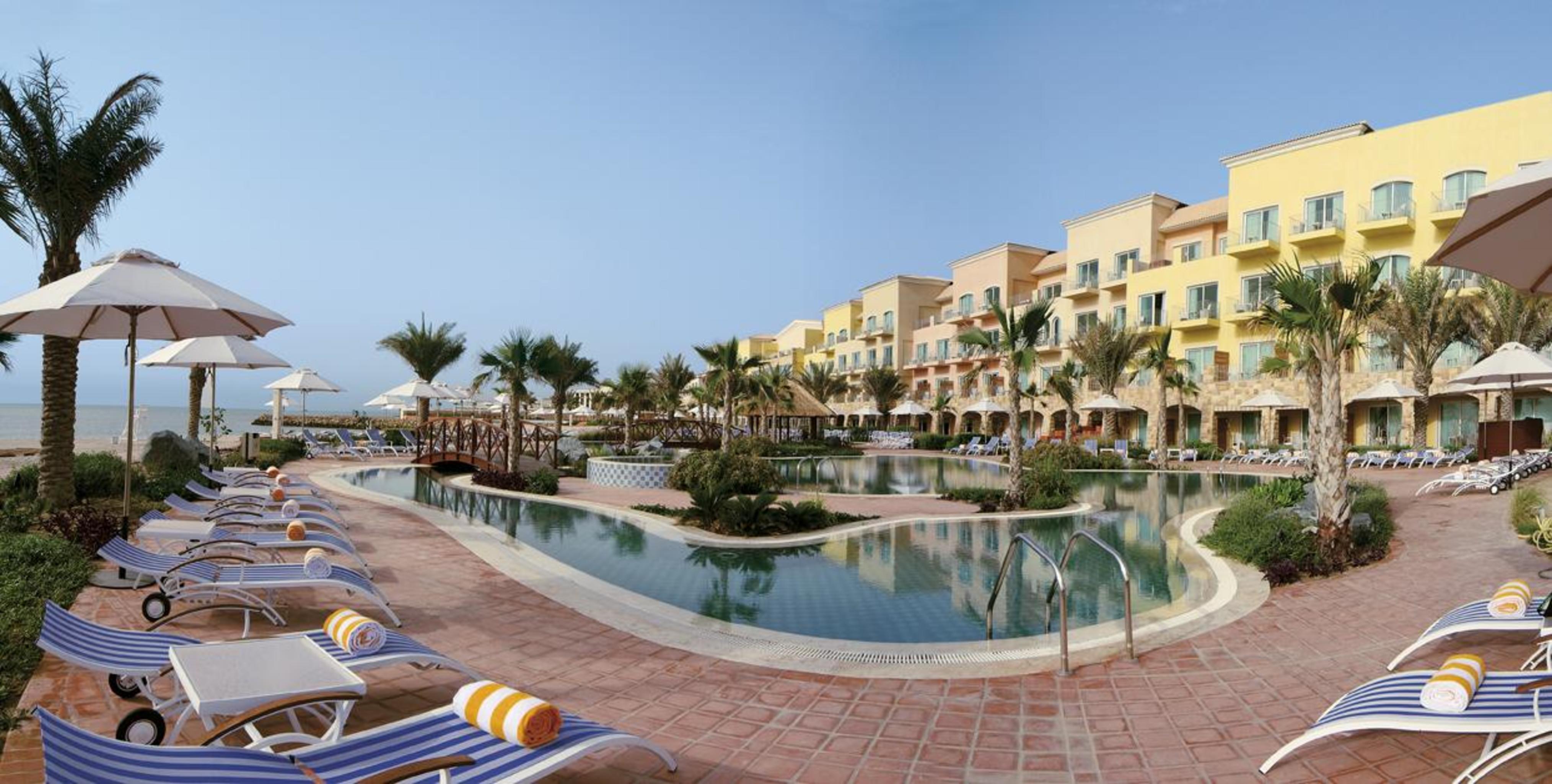 Moevenpick Hotel & Resort Al Bida'A Salmiya Exterior foto The swimming pool at the resort