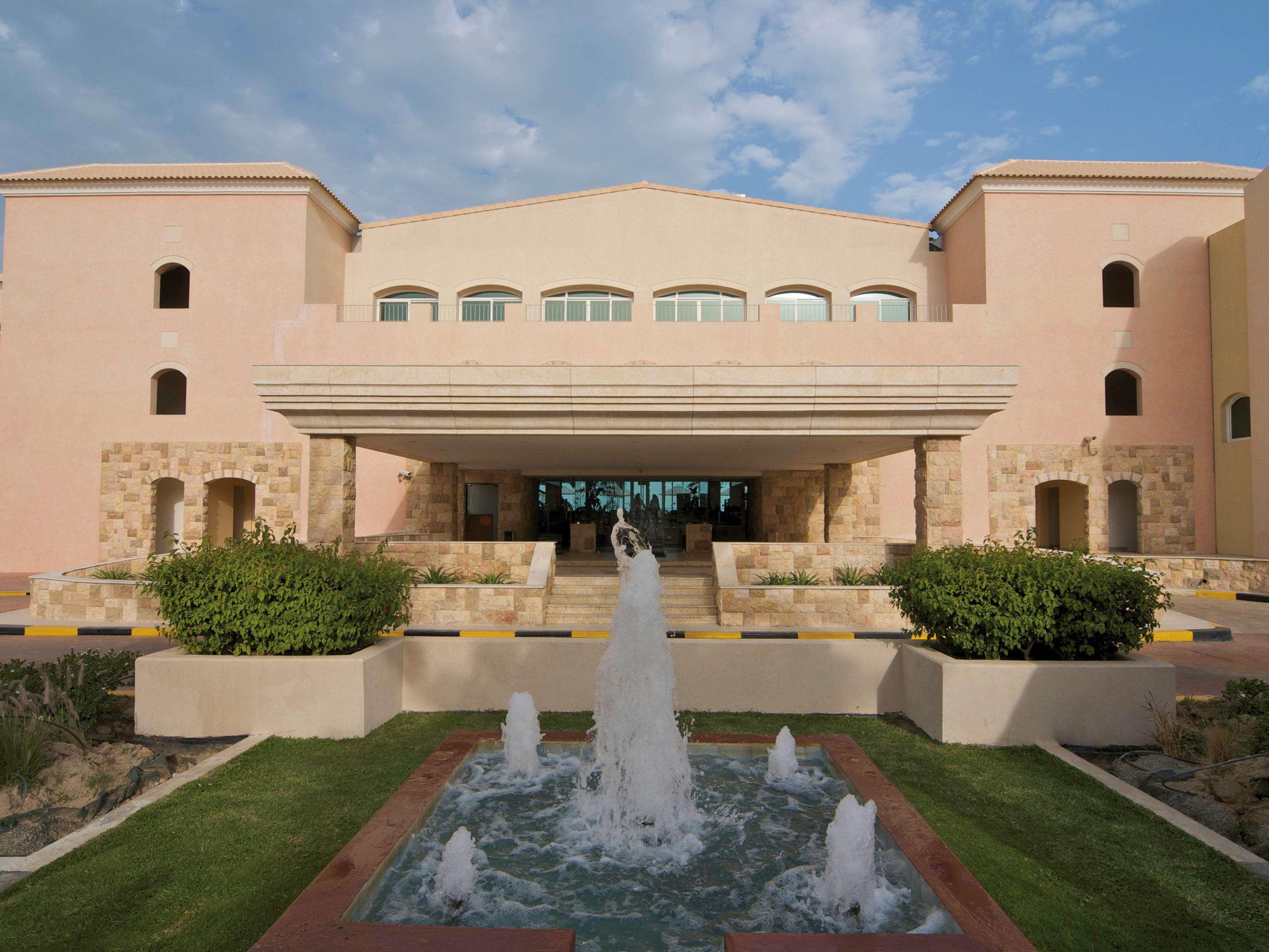 Movenpick Hotel & Resort Al Bida'A Salmiya Exterior foto