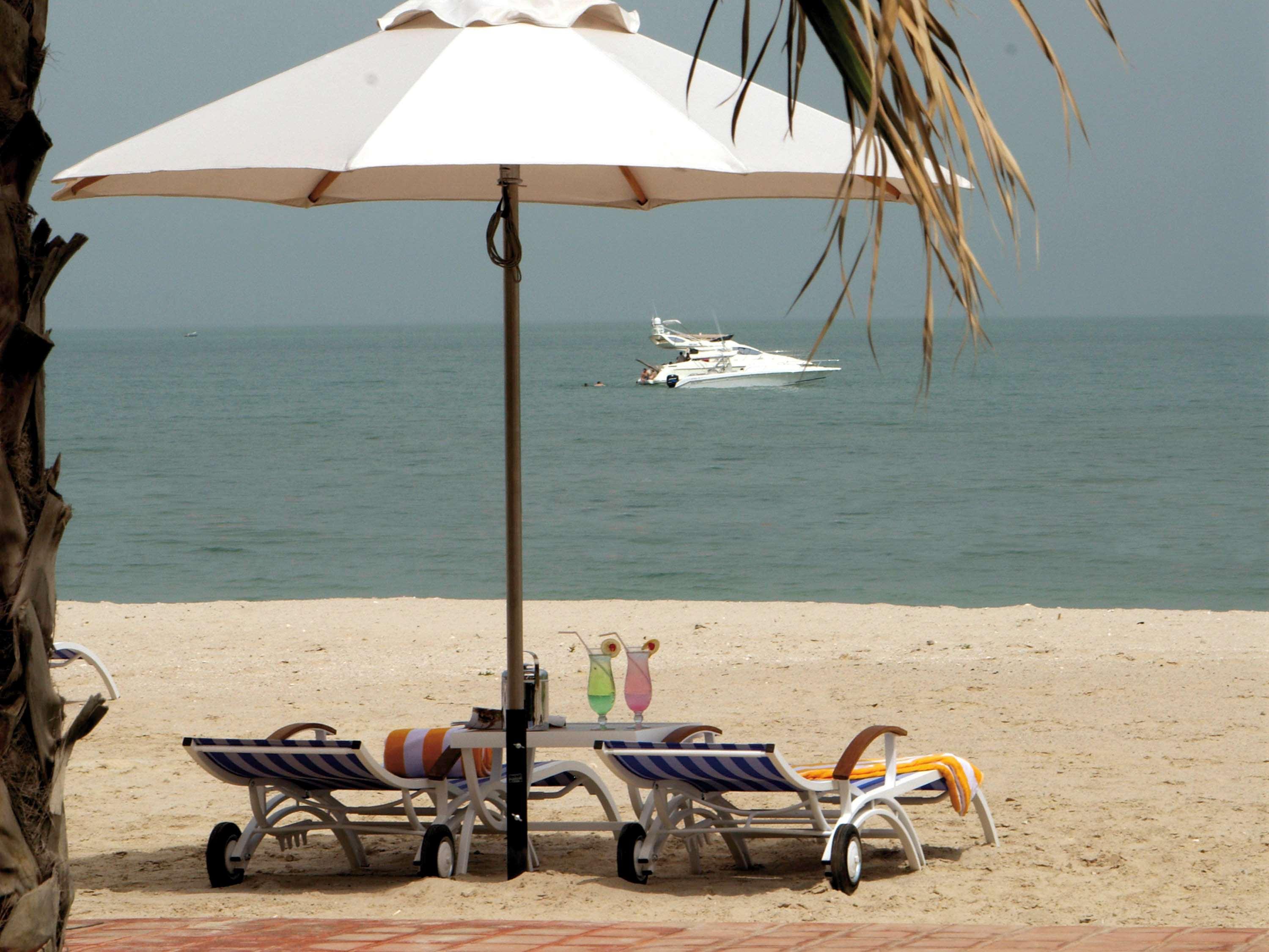 Moevenpick Hotel & Resort Al Bida'A Salmiya Exterior foto Beach at the Palm Beach Hotel