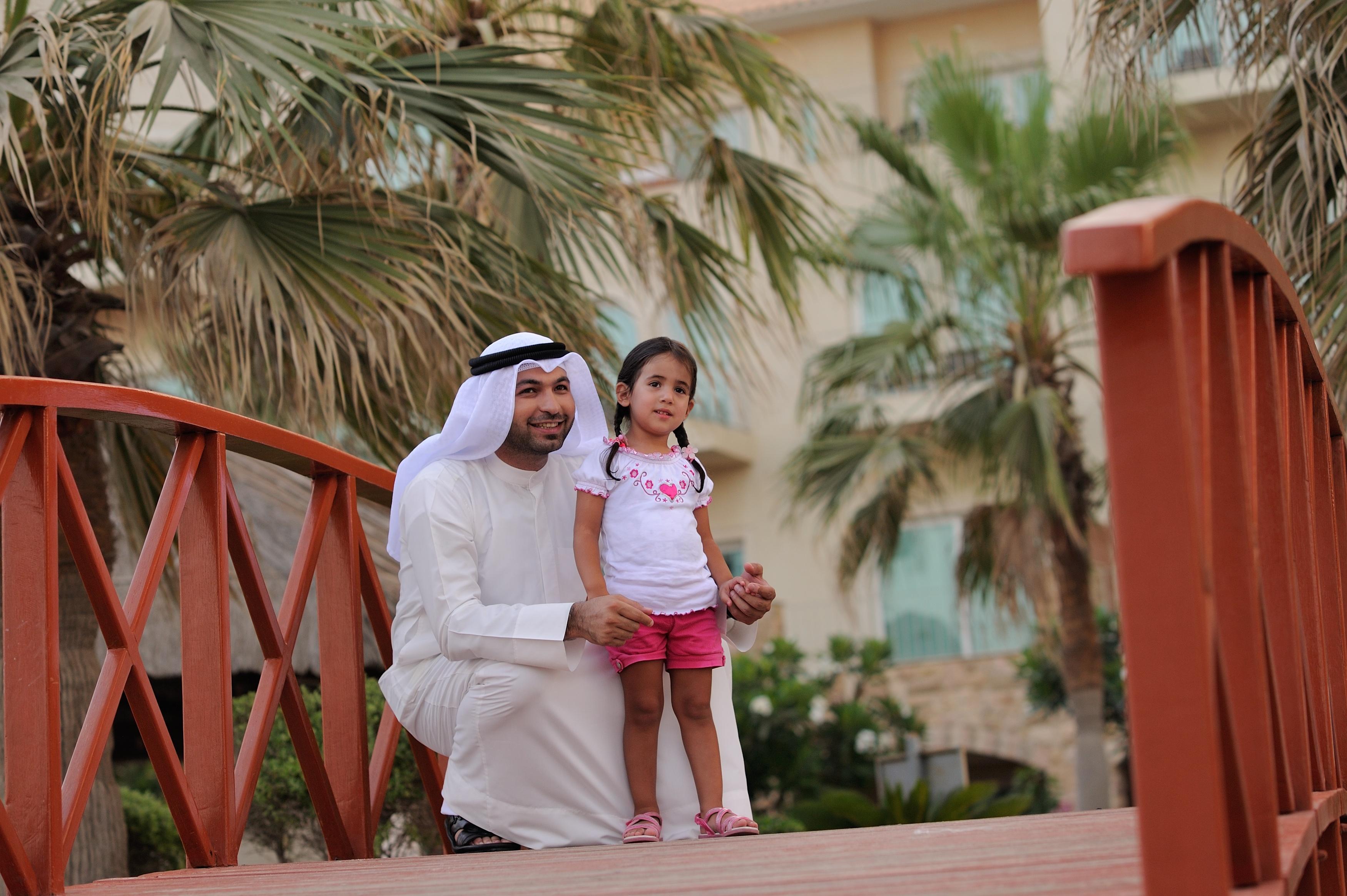 Moevenpick Hotel & Resort Al Bida'A Salmiya Exterior foto A father and daughter in Al-Shaqra, Saudi Arabia