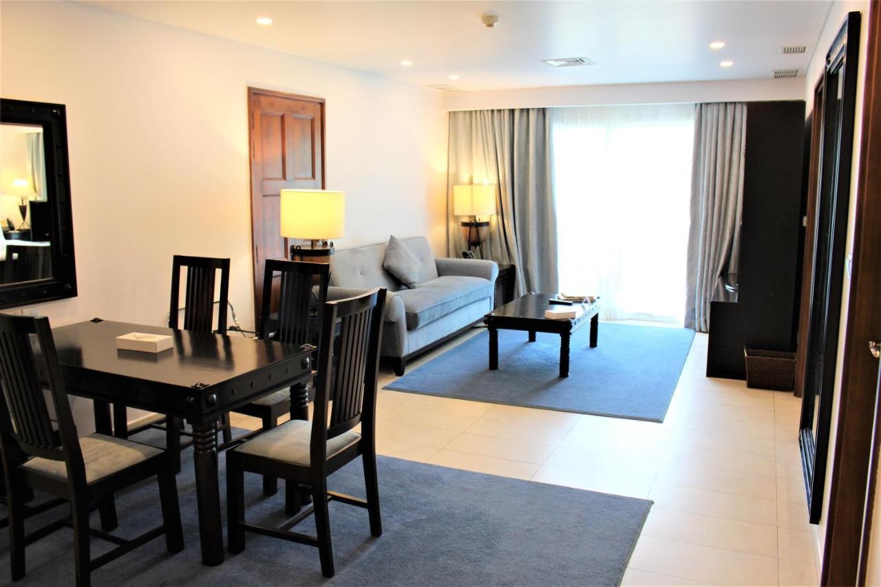 Moevenpick Hotel & Resort Al Bida'A Salmiya Exterior foto A living room in a suite at the hotel