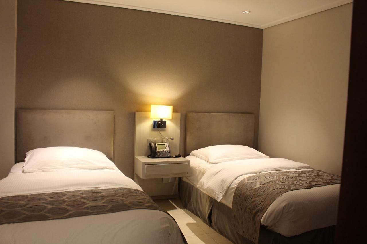 Moevenpick Hotel & Resort Al Bida'A Salmiya Exterior foto A room at the hotel