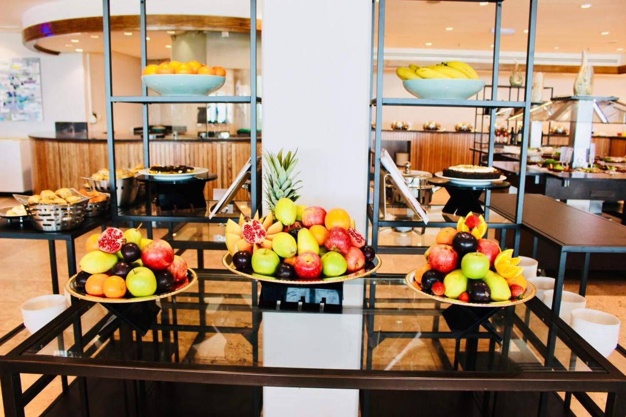 Moevenpick Hotel & Resort Al Bida'A Salmiya Exterior foto Fruit display at a buffet
